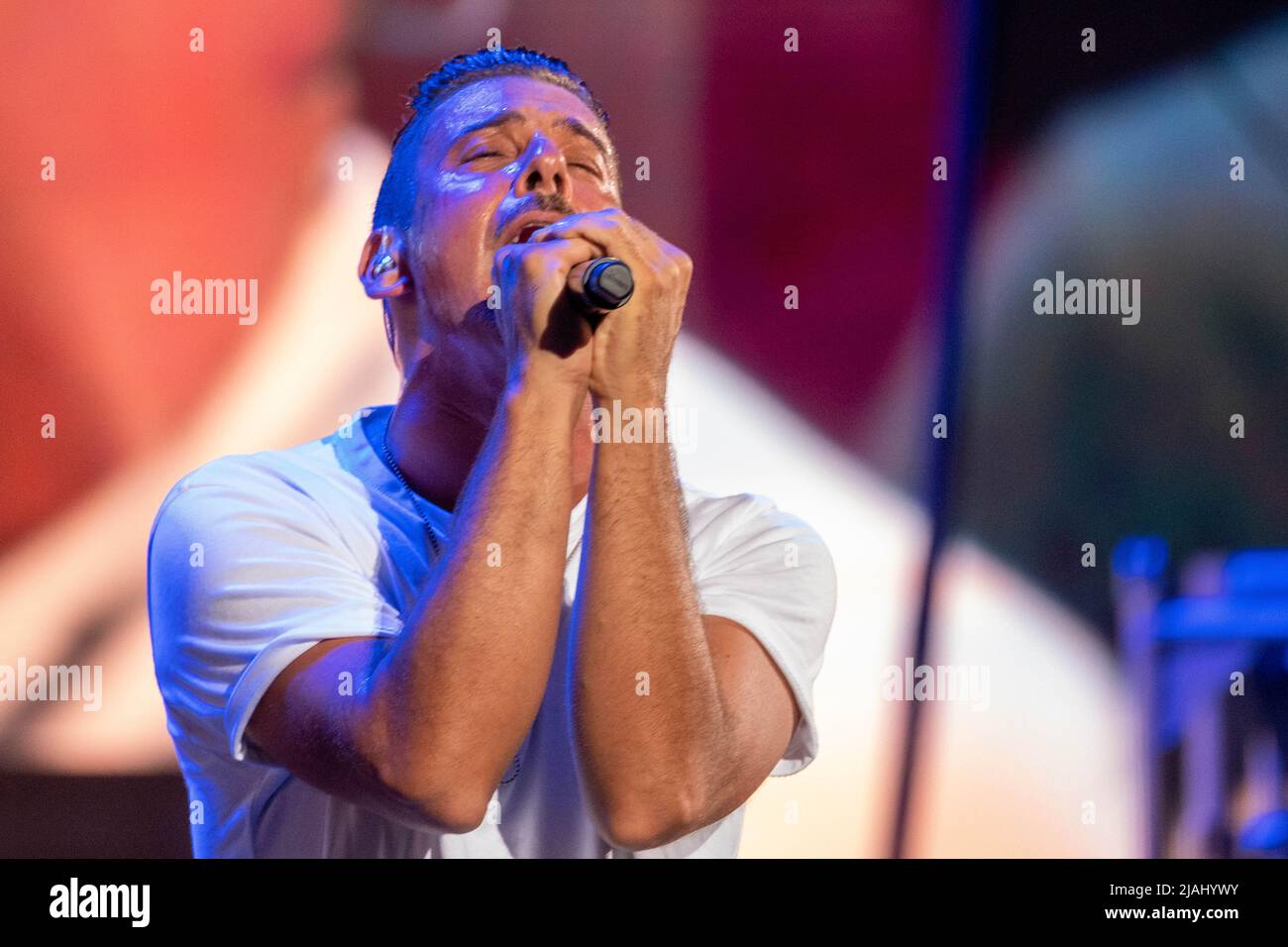 Verona, Italia. 7th luglio 2022. Il cantante italiano Francesco Gabbani durante il suo concerto dal vivo nell'Arena di Verona, per il 'viceversa tour' Foto Stock