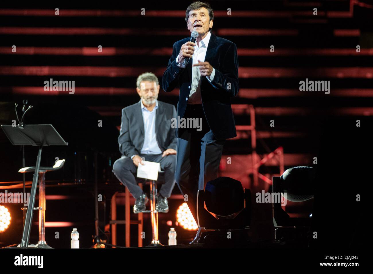 Verona, Italia. 19th settembre 202o. Il cantante italiano Gianni Morandi, durante i suoi concerti dal vivo nell'Arena di Verona, per il 'Devo morto all'amore tour' Foto Stock