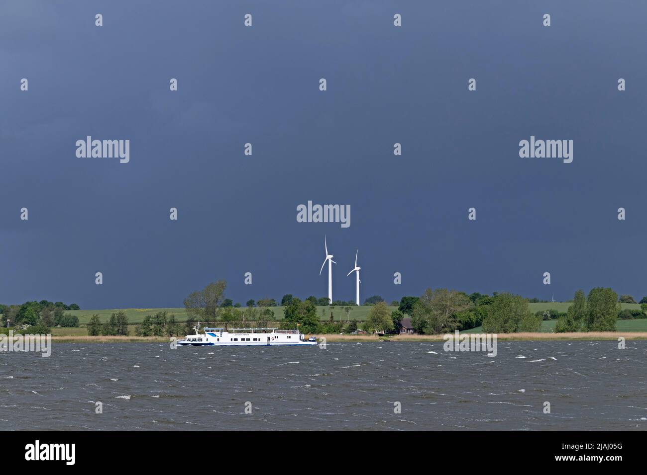 Nuvole di pioggia sopra Schlei, barca da escursione Stadt Kappeln, motori eolici, vicino a Sieseby, Schlei, Schleswig-Holstein, Germania Foto Stock