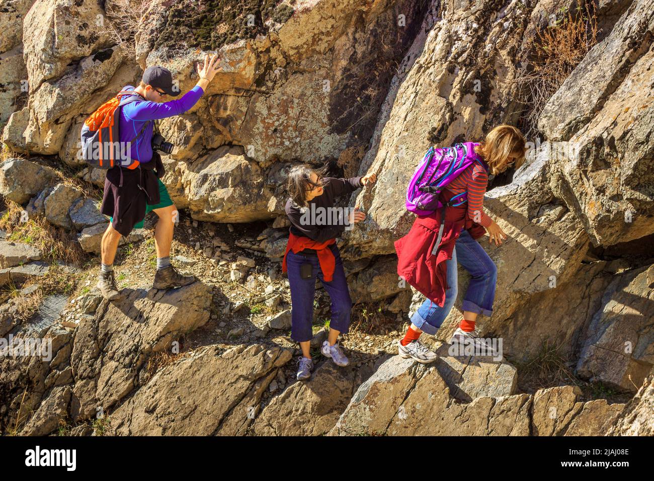 Gruppo che attraversa la scogliera nella gola del fiume Cora Foto Stock
