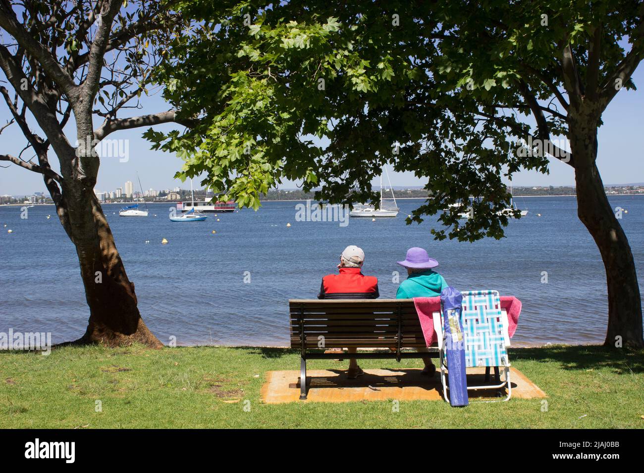 Coppia anziana rilassante guardando oltre Mosman Bay, Perth, Australia Foto Stock