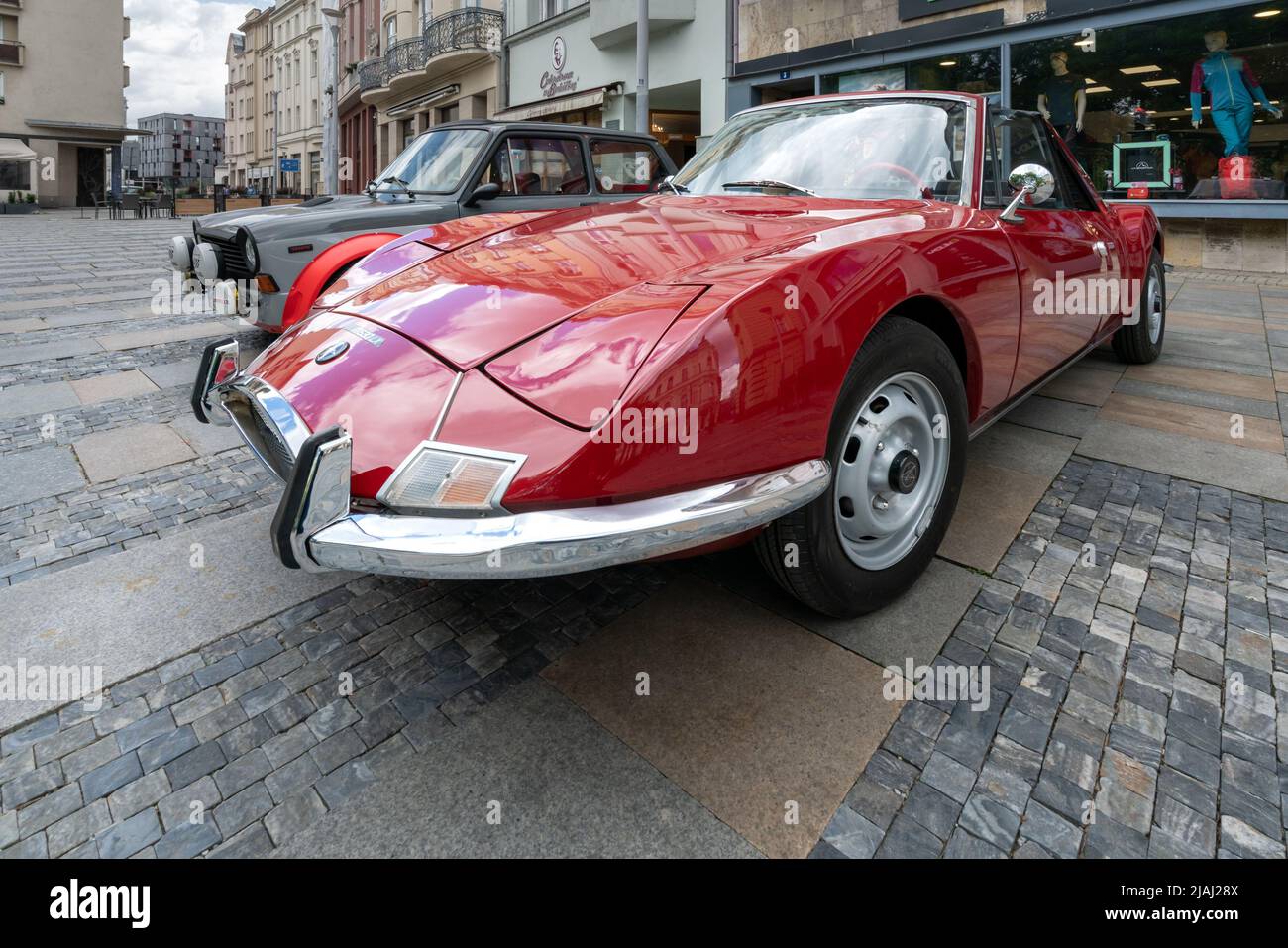 Ostrava, Czechia - 05.28.2022: Low angle grandangolo del veterano Matra Sports M530 LX anteriore e laterale. Cat. Convertibile vintage. Vecchia automobile classica. Foto Stock