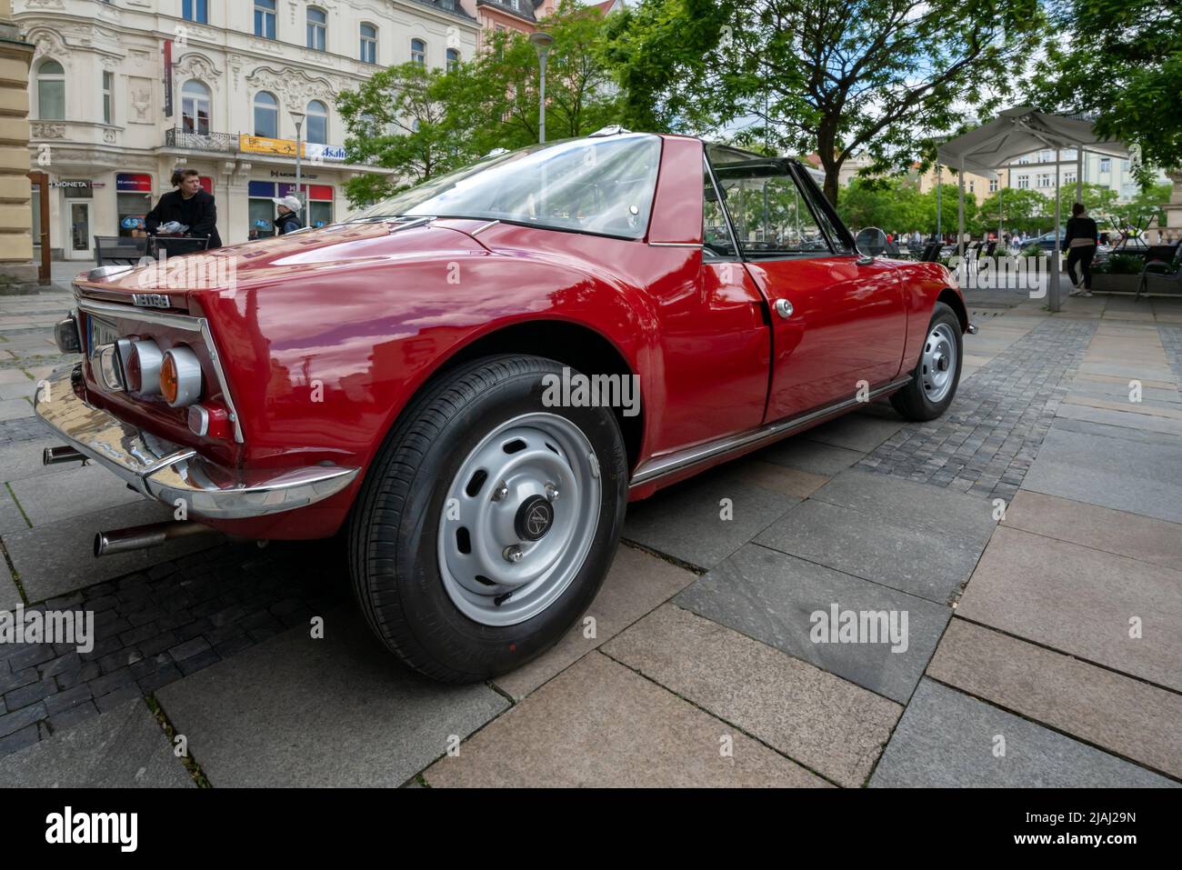 Ostrava, Czechia - 05.28.2022: Grandangolo basso del veterano Matra Sports M530 LX posteriore e laterale. Cat. Convertibile vintage. Vecchia automobile classica. Foto Stock