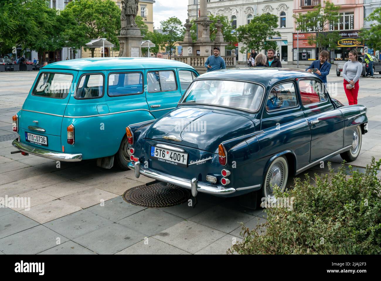 Ostrava, Czechia - 05.28.2022: Grandangolo ad alto angolo sul retro di due auto veterane Skoda Octavia parcheggiate durante il rallye veterano nel centro della città Foto Stock