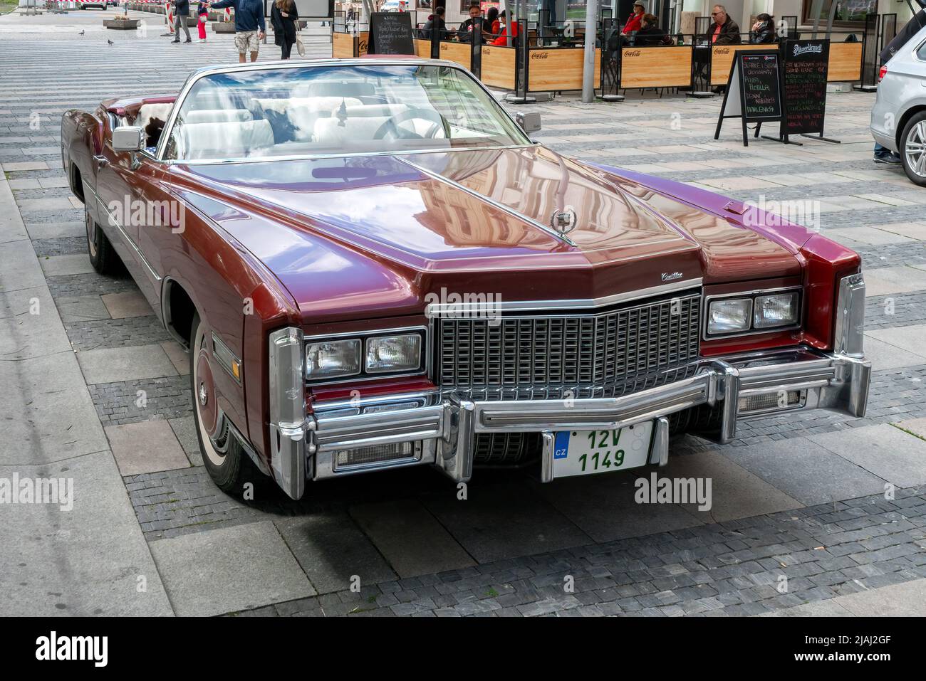 Ostrava, Czechia - 05.28.2022: Alto angolo ampio dettaglio scatto di marrone lucido Cadillac Eldorado 1975 durante il rallye veterano nel centro della città. Bellissima Foto Stock