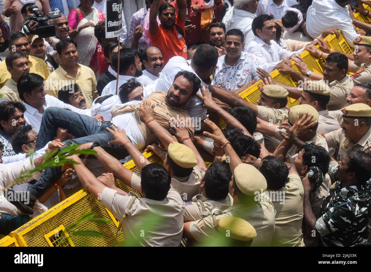 Delhi, India. 30th maggio 2022. I lavoratori del Congresso di Delhi protestano contro il ministro capo di Delhi Arvind Kejriwal e il partito AAM Aadmi (AAP) per l'assassinio del cantante Punjabi e del leader del Congresso Sidhu Moosewala a seguito del ritiro della sua sicurezza da parte del governo AAM Aadmi Party (AAP) a Punjab. Sidhu Moosewala è stato ucciso da persone sconosciute nel distretto di Mansa, Punjab. (Credit Image: © Kabir Jhangiani/Pacific Press via ZUMA Press Wire) Foto Stock