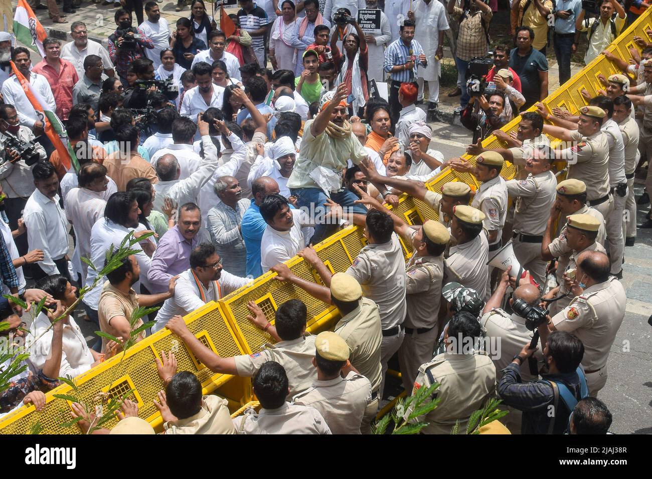 Delhi, India. 30th maggio 2022. I lavoratori del Congresso di Delhi protestano contro il ministro capo di Delhi Arvind Kejriwal e il partito AAM Aadmi (AAP) per l'assassinio del cantante Punjabi e del leader del Congresso Sidhu Moosewala a seguito del ritiro della sua sicurezza da parte del governo AAM Aadmi Party (AAP) a Punjab. Sidhu Moosewala è stato ucciso da persone sconosciute nel distretto di Mansa, Punjab. (Credit Image: © Kabir Jhangiani/Pacific Press via ZUMA Press Wire) Foto Stock