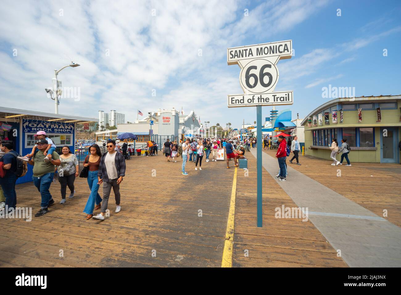 Segui le indicazioni per la Santa Monica Route 66 End of Trail sul molo di Santa Monica. Santa Monica, California, Stati Uniti Foto Stock