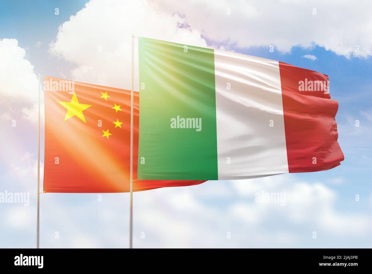 Cielo azzurro soleggiato e bandiere di italia e cina Foto Stock