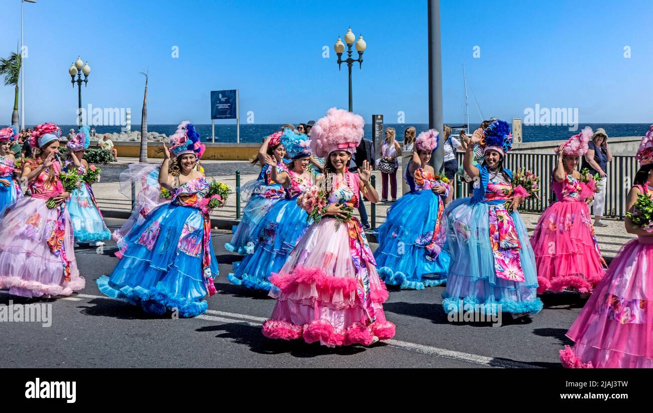 Partecipanti alla sfilata annuale del festival dei fiori a Funchal, Madeira. Foto Stock