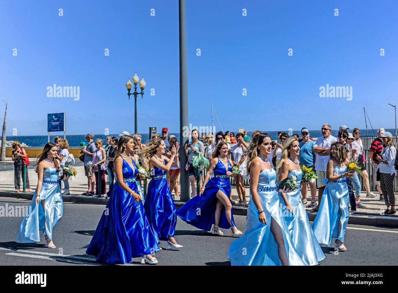 Partecipanti alla sfilata annuale del festival dei fiori a Funchal, Madeira. Foto Stock