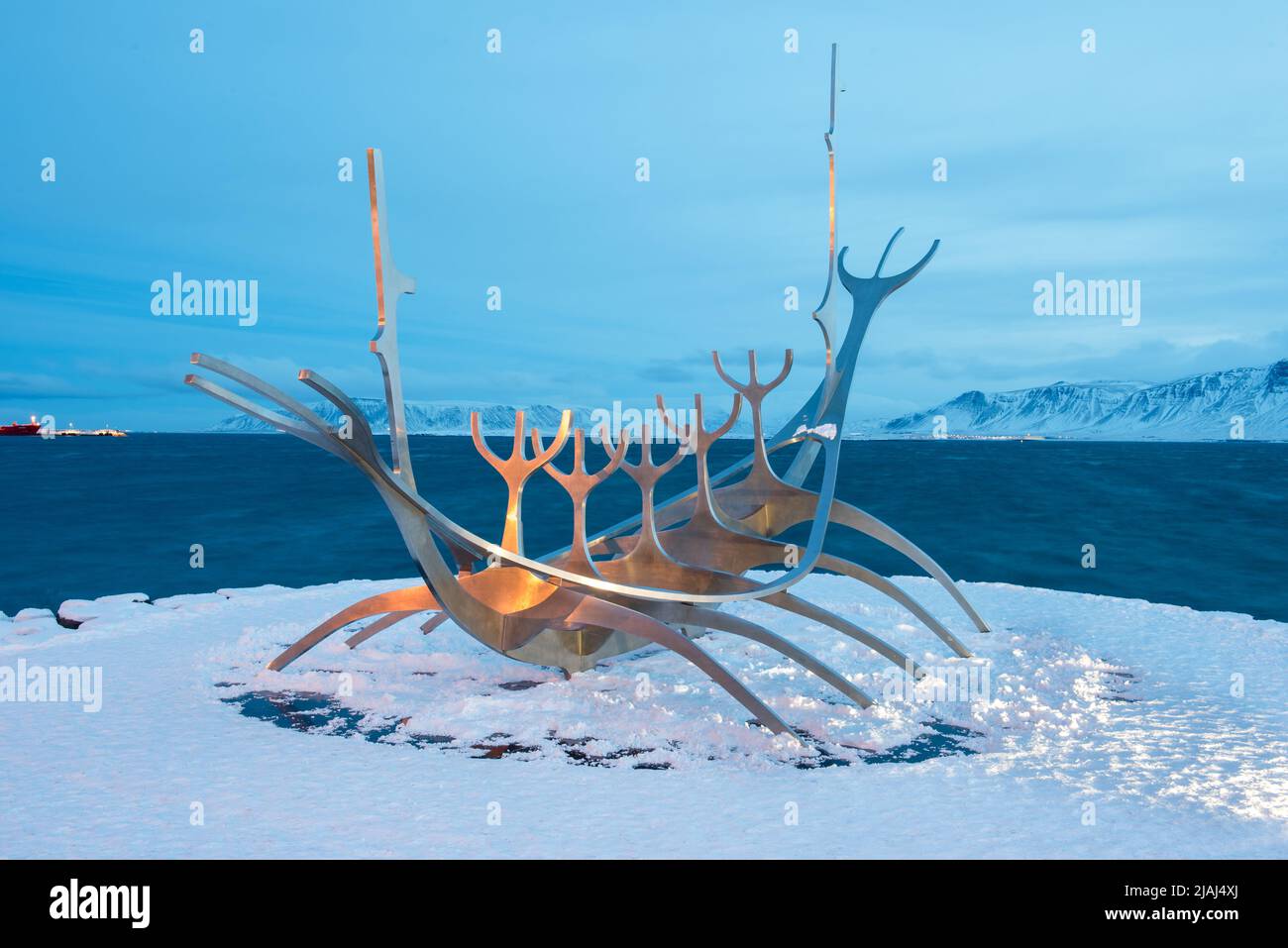 Scultura Sun Voyager a Reykjavik Islanda dopo una caduta di neve Foto Stock