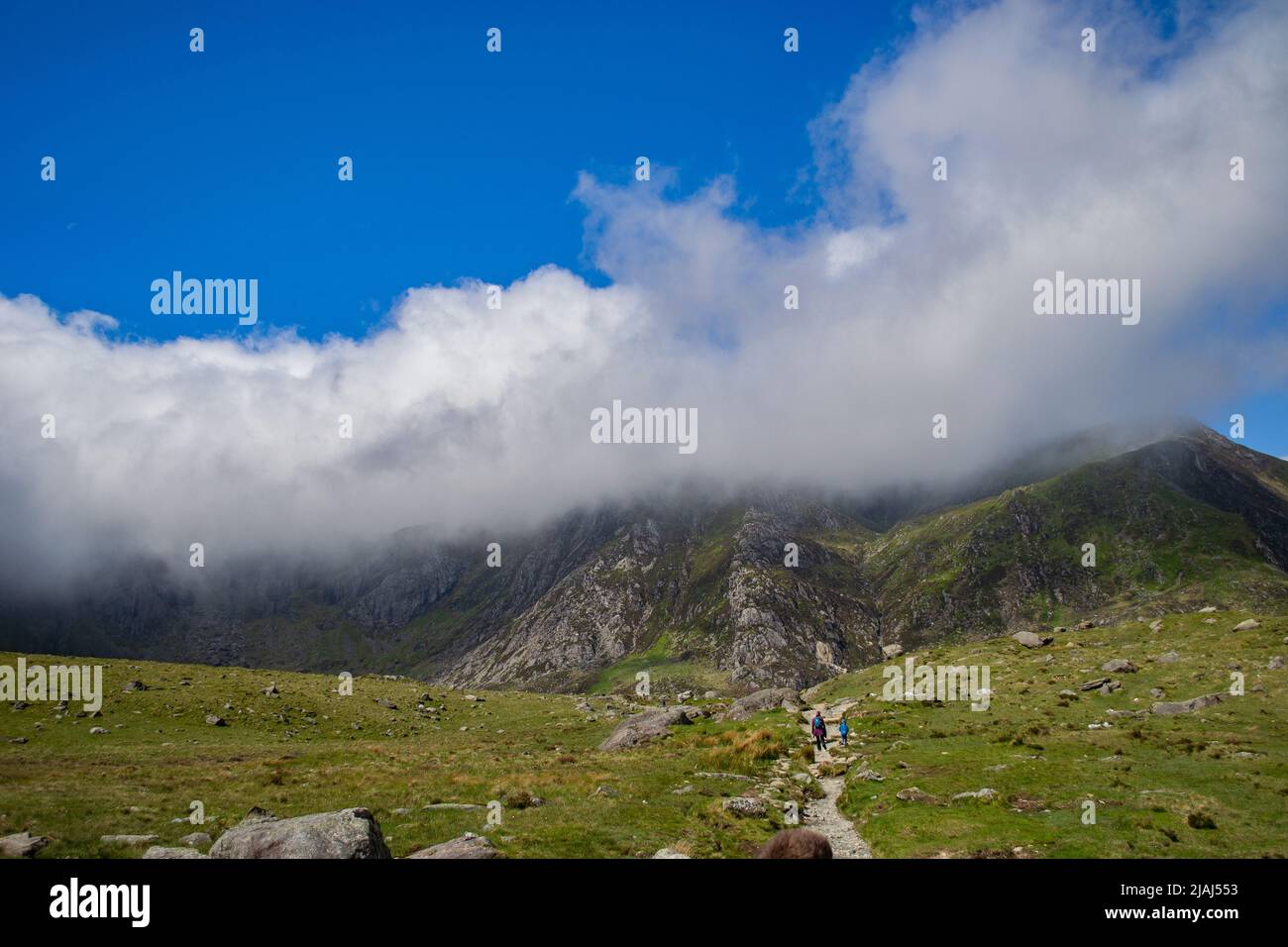 Vista sull'enigma coperto di nube che circonda il Devil's Kitchen, Snowdonia National Park, North Wales, Regno Unito. Foto Stock