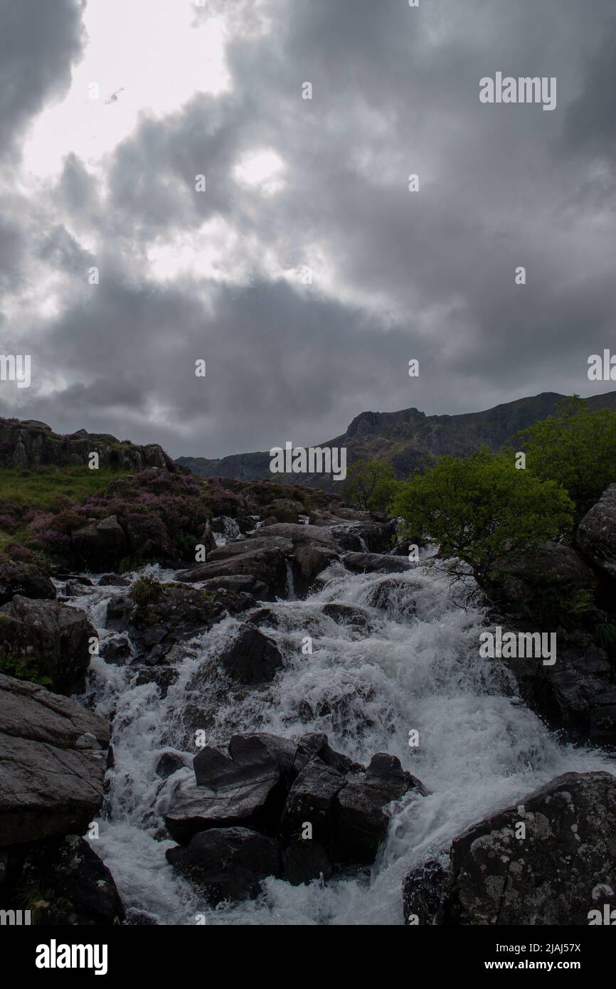 Splendida cascata a piedi fino al Devil's Kitchen, situato nel Parco Nazionale di Snowdonia, Galles del Nord, Regno Unito. Foto Stock