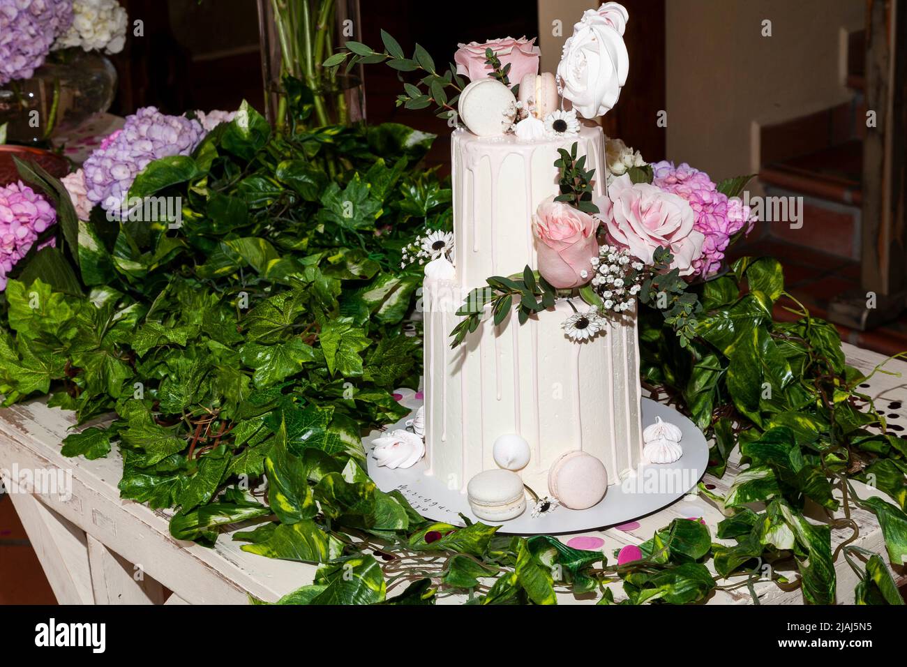 Torta decorata con gusto per ricevimenti di eventi sociali; compleanno, matrimonio o festa Foto Stock