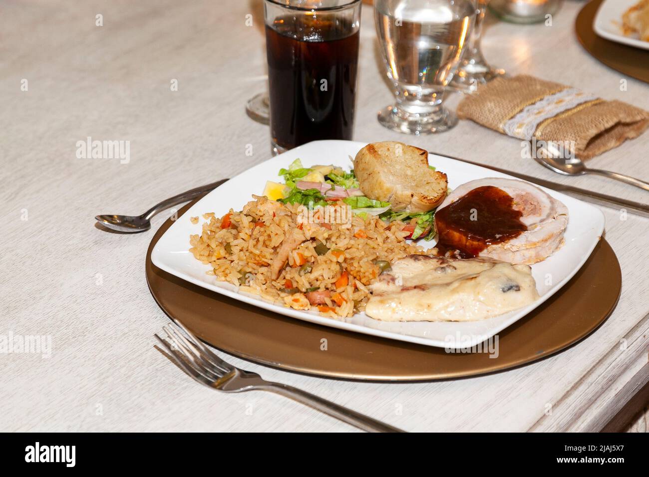 Eventi sociali - piatto servito con cibo preparato per gli ospiti Foto Stock