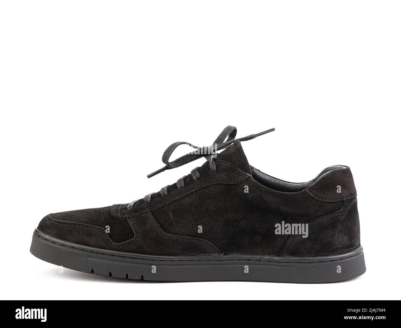 Sneaker classiche in pelle scamosciata nera con lacci. Casual in stile maschile. Suole in gomma nera. Primo piano isolato su sfondo bianco. Vista lato sinistro Foto Stock