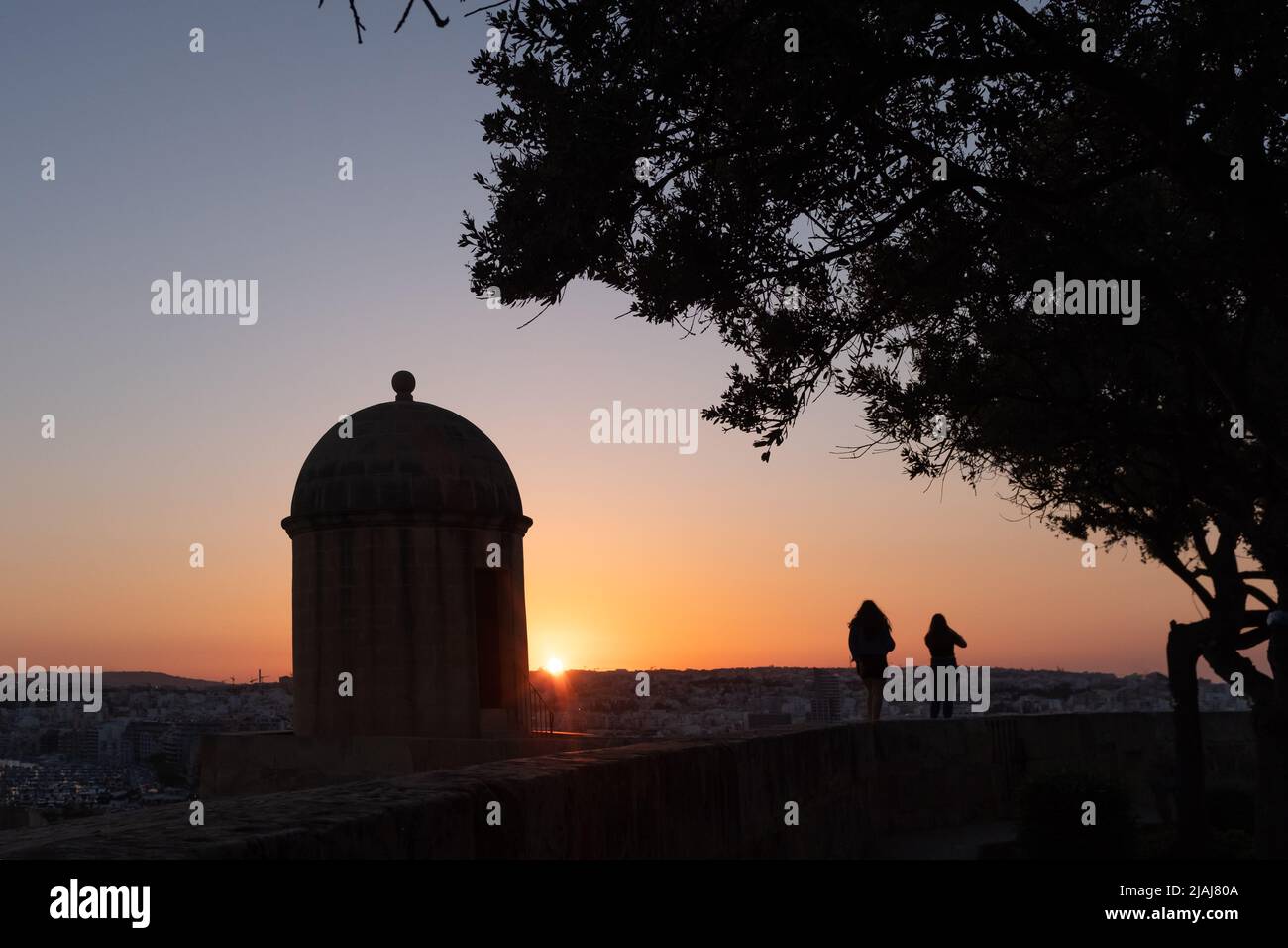 Mura cittadine al tramonto, Valletta, Malta Foto Stock