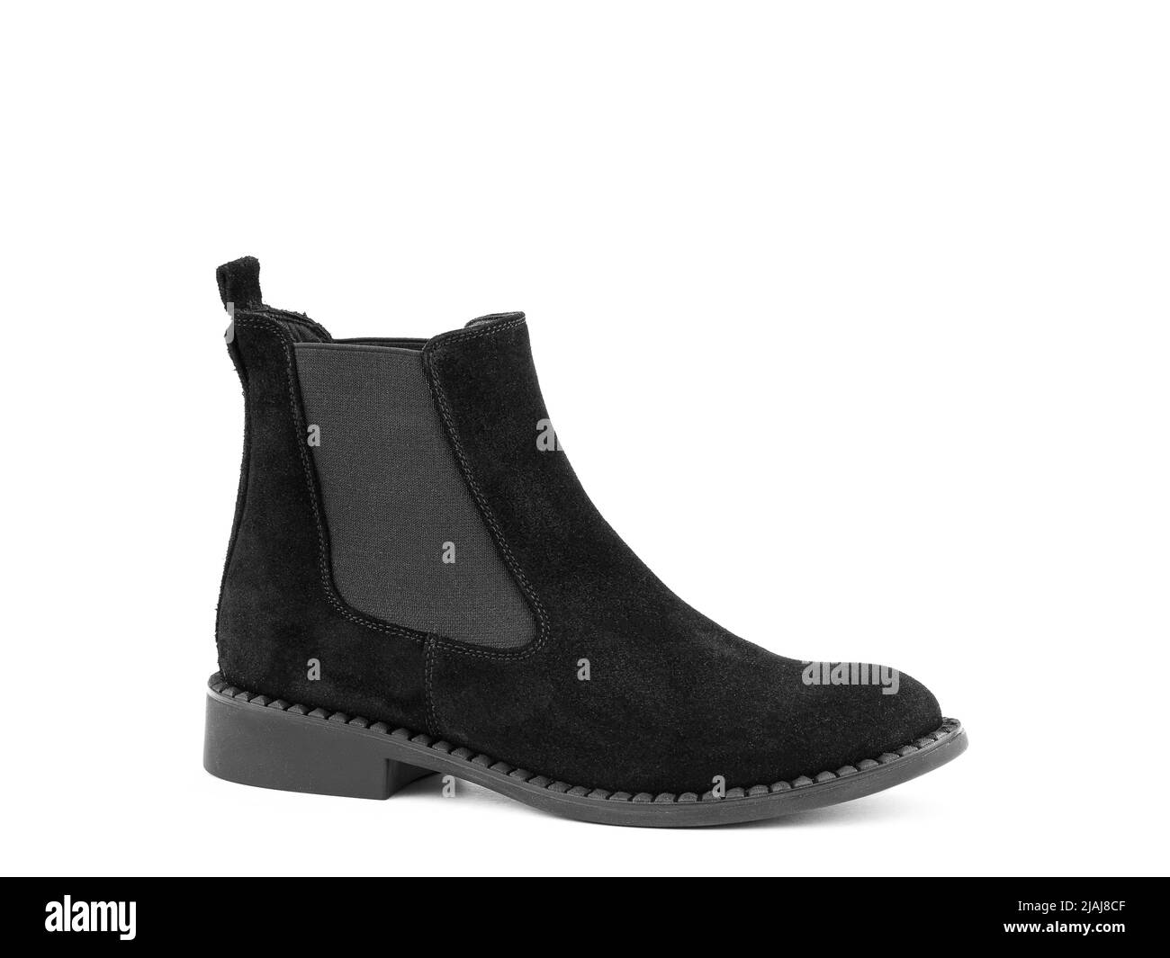 Stivali da donna in camoscio nero chelses autunno fondo bianco isolato. Vista lato destro. Scarpe alla moda. Photoshoot per il concetto di negozio di scarpe Foto Stock