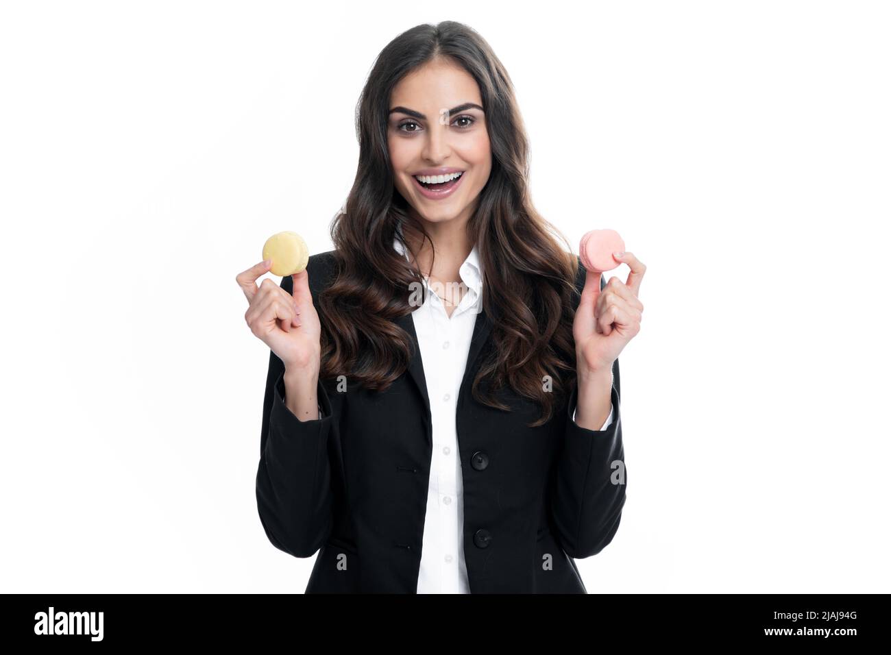 ritratto di elegante bella carina lei sua ragazza con dolci biscotti macaroon isolato su sfondo bianco. Foto Stock