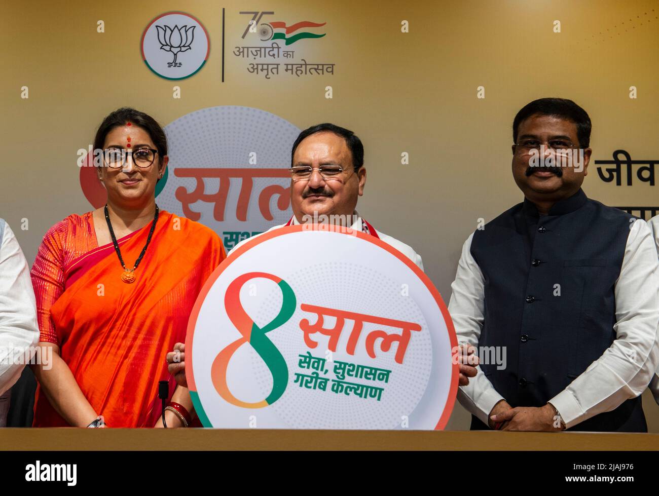 New Delhi, India. 30th maggio 2022. (Da L a R) Smriti Irani Ministro delle Donne e dello sviluppo infantile, BJP Presidente Nazionale J.P. Nadda e Dharmendra Pradhan Ministro dell'Istruzione e Ministro dello sviluppo delle competenze partecipano a una conferenza stampa presso l'ufficio del partito. Bharatiya Janata Party (BJP) il partito al governo ha tenuto una conferenza stampa che segna otto anni del governo modi in India. Credit: SOPA Images Limited/Alamy Live News Foto Stock