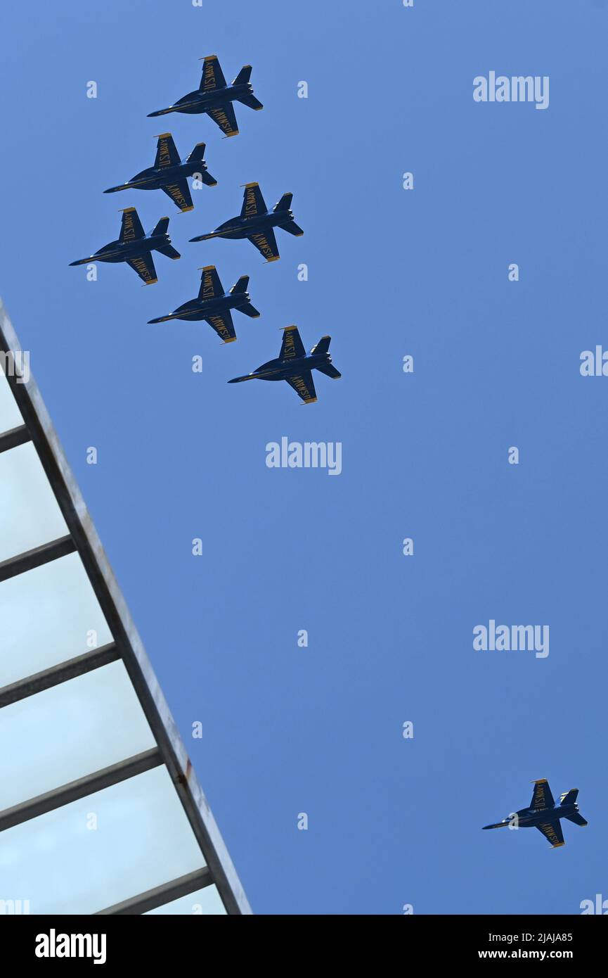 New York, Stati Uniti. 30th maggio 2022. Gli US Navy Blue Angels (TOP) sorvolano la USS Bataan (LHD-5) prima dell'inizio di una cerimonia del Memorial Day presso l'Intrepid Sea, Air and Space Museum, a New York, NY, 30 maggio 2022. (Foto di Anthony Behar/Sipa USA) Credit: Sipa USA/Alamy Live News Foto Stock
