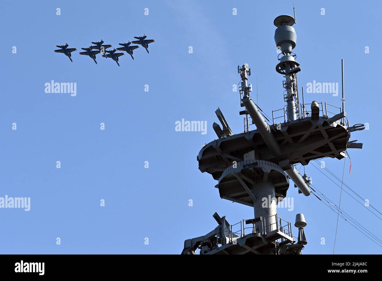New York, Stati Uniti. 30th maggio 2022. Gli US Navy Blue Angels (TOP) sorvolano la USS Bataan (LHD-5) prima dell'inizio di una cerimonia del Memorial Day presso l'Intrepid Sea, Air and Space Museum, a New York, NY, 30 maggio 2022. (Foto di Anthony Behar/Sipa USA) Credit: Sipa USA/Alamy Live News Foto Stock
