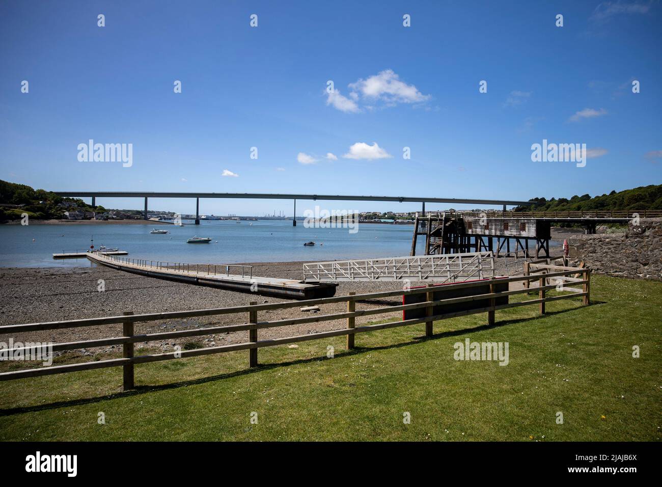 Una vista dal pub Jolly Sailor a Burton Ferry verso Pembroke, Galles il 28th maggio 2022. Credito: Lewis Mitchell Foto Stock