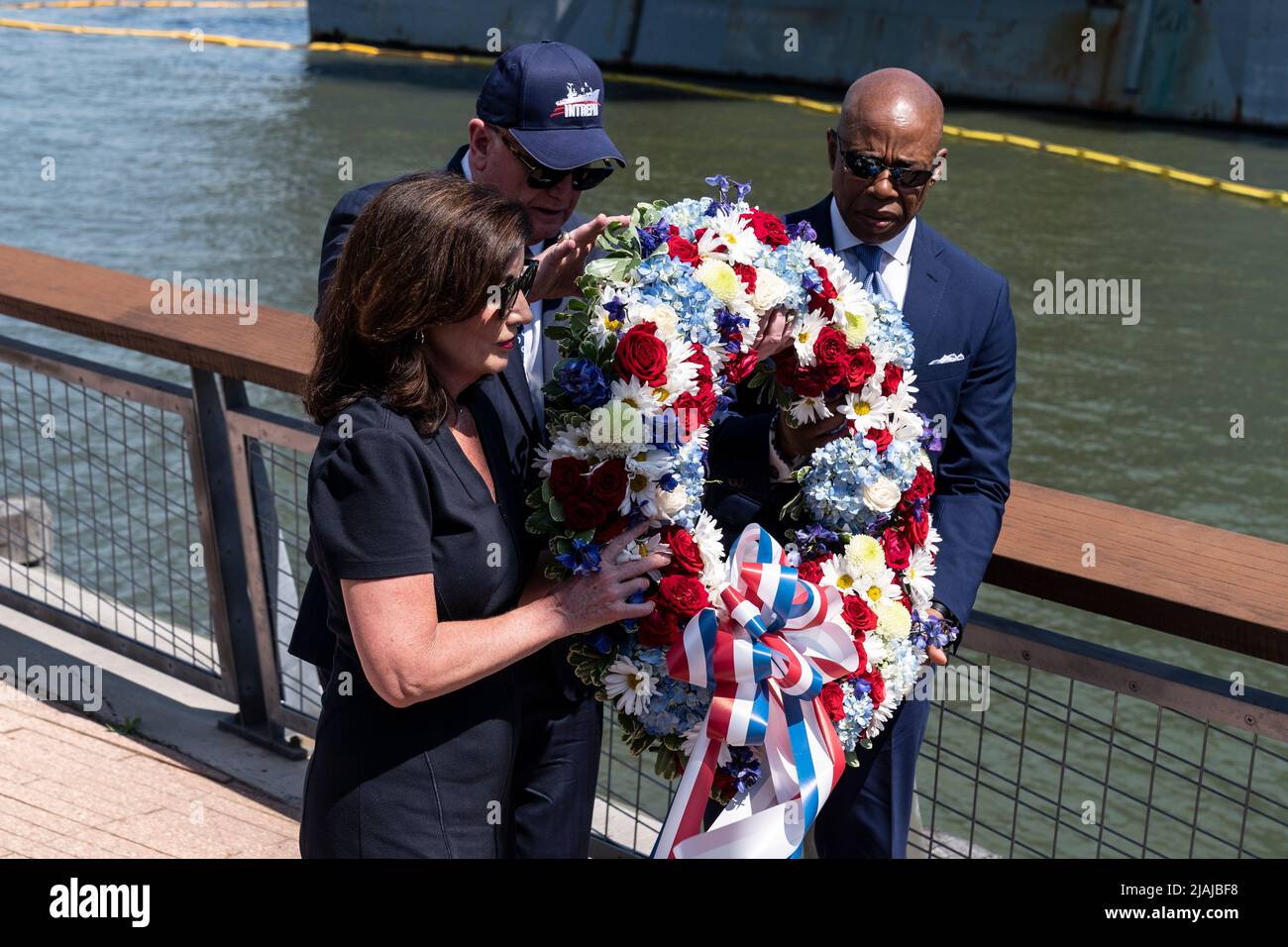 New York, NY - 30 maggio 2022: Kathy Hochul Bruce Mosler, Eric Adams lancia una corona nel fiume Hudson durante la cerimonia annuale di commemorazione del Memorial Day del Intrepid Sea, Air & Space Museum Foto Stock