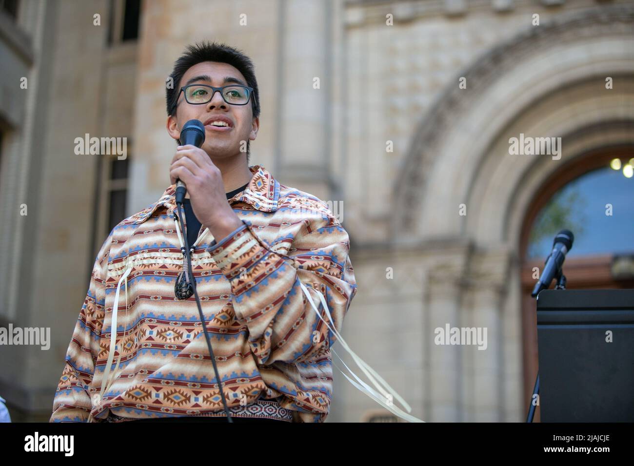 Un giovane studente Kanien?kehá?ka (Mohawk) parla nella sua lingua e sul futuro degli studenti indigeni durante la dimostrazione. I manifestanti si sono arroccati contro il controverso Bill-96 al Dawson College. Proposto dalla Coalizione del partito Avenir Québec (CAQ), il Premier del Québec, Franois Legault, ritiene che la legge proteggerà la cultura e la lingua francese in Canada. La comunità inglese ritiene che la legge avrà conseguenze catastrofiche nella provincia, che avranno ripercussioni sull'accesso all'istruzione, alla giustizia e alla sanità. (Foto di Giordano Brumas/SOPA Images/Sipa USA) Foto Stock