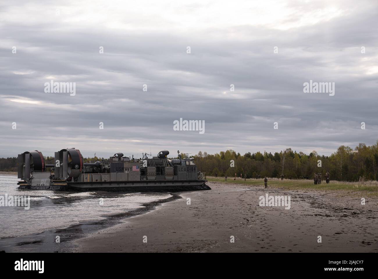 220519-N-TP544-1345 MAR BALTICO (19 maggio 2022) – Landing Craft, Air Cushion 04, attaccato all'Assault Craft Unit 4, lanciato dalla nave d'assalto anfibio di classe Wasp USS Kearsarge (LHD 3), scarica le truppe sulla riva dell'Estonia il 19 maggio 2022. Kearsarge, ammiraglia del team ARG/MEU di Kearsarge, è in fase di implementazione nell'area delle operazioni U.S. Naval Forces Europe, impiegata dalla U.S. Sesta flotta per difendere gli interessi degli Stati Uniti, degli alleati e dei partner. (STATI UNITI Foto Navy di Mass Communication Specialist 3rd Class Taylor Parker) Foto Stock