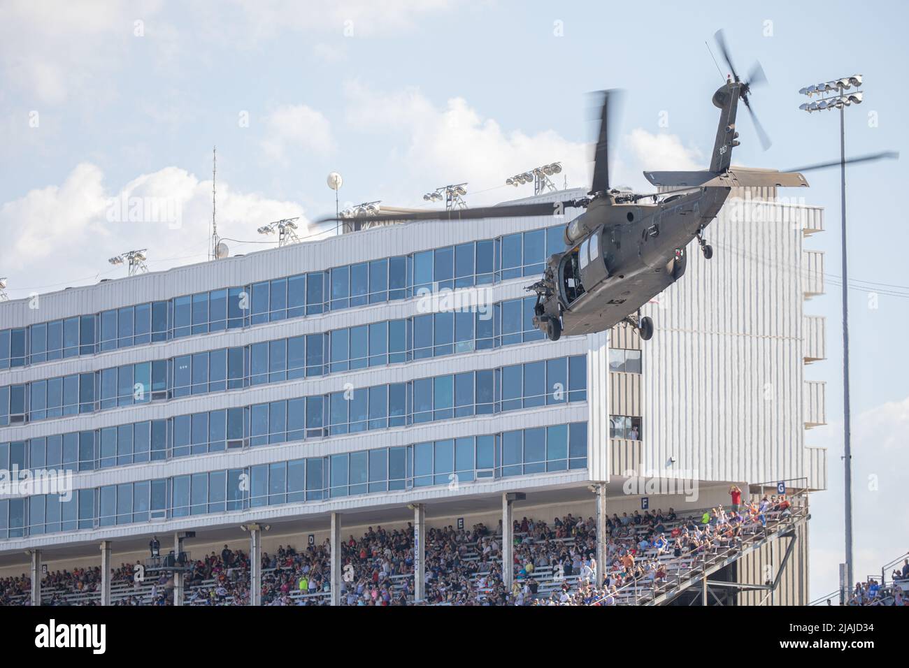 Un elicottero dell'esercito degli Stati Uniti UH-60 Blackhawk dalla brigata aerea di combattimento 82nd (CAB), 82nd Airborne Division vola sopra la pista all'autodromo di Charlotte a Concord, N.C., 29 maggio 2022. I paracadutisti della divisione Airborne 82nd hanno partecipato a eventi alla gara NASCAR Coca Cola 600 che interagisce con i civili, dimostrando capacità militari e onorando i membri del servizio caduti per il Memorial Day. (STATI UNITI Foto dell'esercito di Sgt. Jacob Moir) Foto Stock