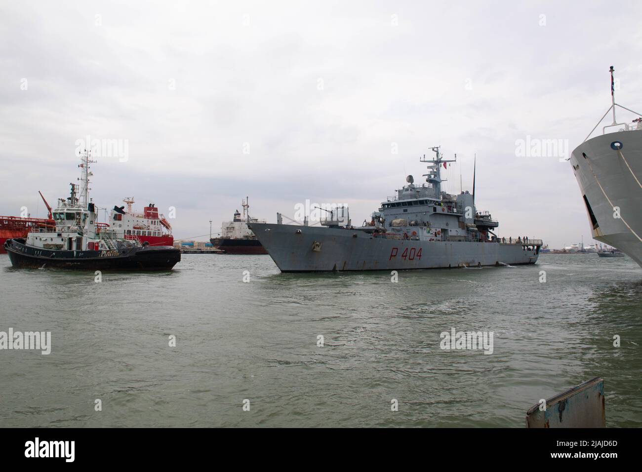 TUNISI, Tunisia (28 maggio 2022) la nave di pattuglia offshore della Marina Italiana Vega (P 404) è in corso per la parte in mare dell'esercizio Phoenix Express 2022 a Tunisi, Tunisia, 28 maggio 2022. Phoenix Express 22, condotta dalle forze Navali degli Stati Uniti Africa, è un esercizio marittimo progettato per migliorare la cooperazione tra le nazioni partecipanti al fine di aumentare la sicurezza e la sicurezza marittima nel Mediterraneo. (STATI UNITI Navy Photo by Mass Communication Specialist 1st Class Debra Thomas /released Foto Stock