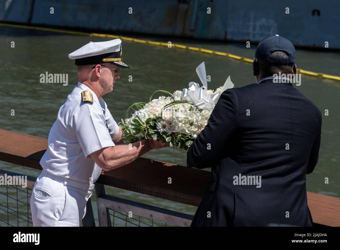 New York, Stati Uniti. 30th maggio 2022. Il 30 maggio 2022, l'ammiraglio Daryl Caudle (R) ha gettato una corona nel fiume Hudson durante la cerimonia annuale di commemorazione del Memorial Day di Intrepid Sea, Air & Space Museum a New York. (Foto di Lev Radin/Sipa USA) Credit: Sipa USA/Alamy Live News Foto Stock