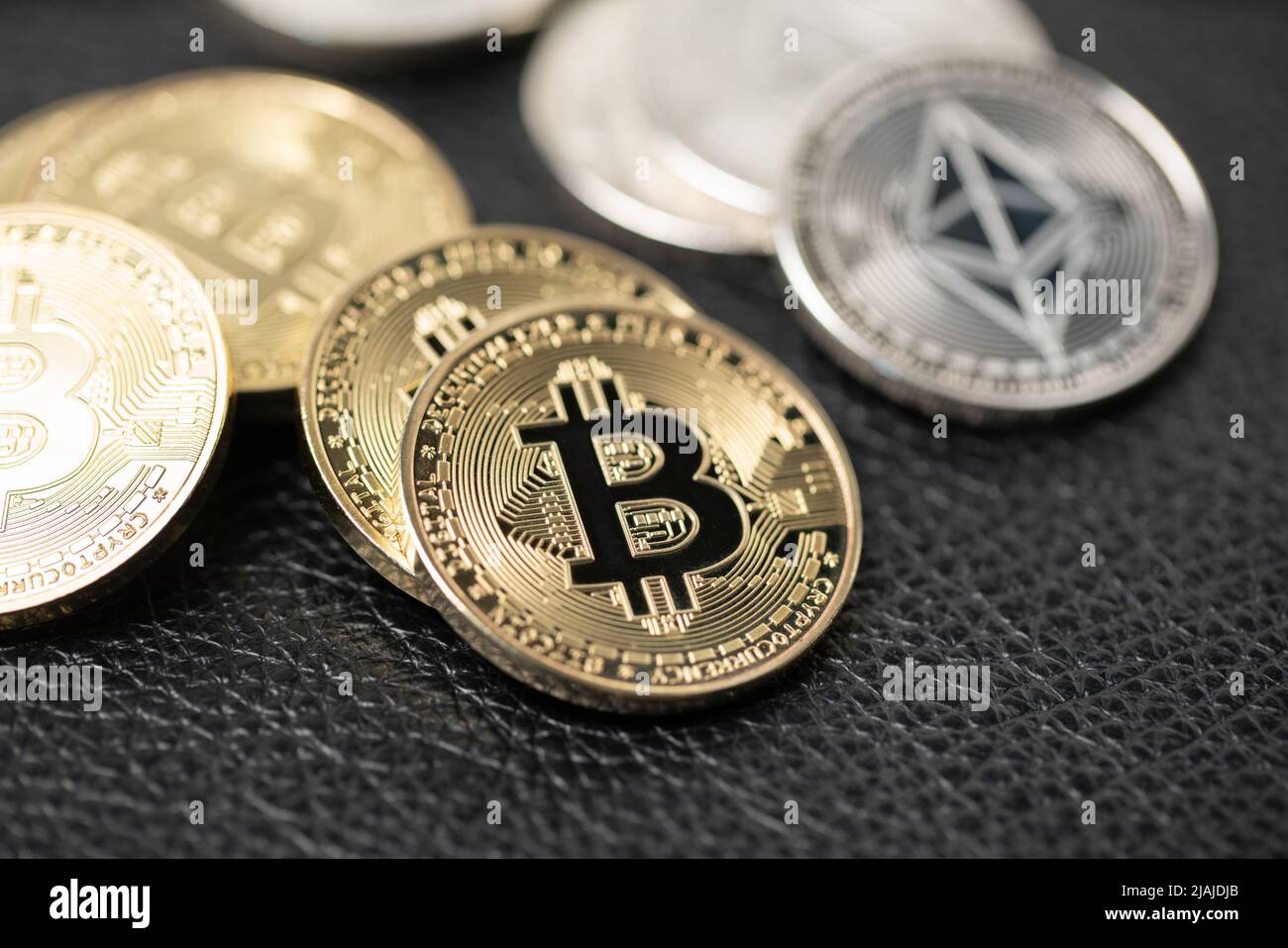 Monete Bitcoin ed etereo su sfondo di pelle Foto Stock