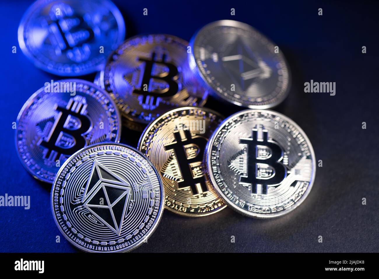 Diverse monete di criptovaluta, Ethereum, Bitcoin, Litecoin. Monete da cripto in oro e argento, Blockchain Technology Concept Foto Stock