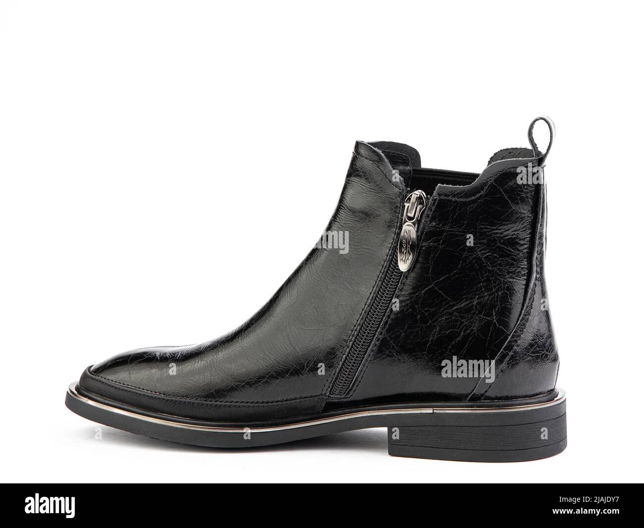 Uomo autunno chelses stivali in pelle nera isolato sfondo bianco. Vista lato sinistro. Scarpe alla moda. Photoshoot per il concetto di negozio di scarpe Foto Stock