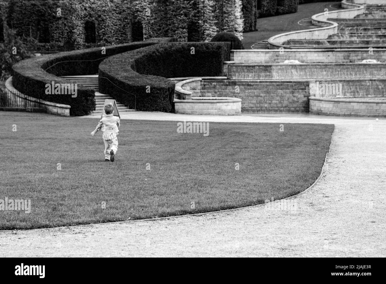 Bambini che corrono nel giardino di Alnwick Foto Stock