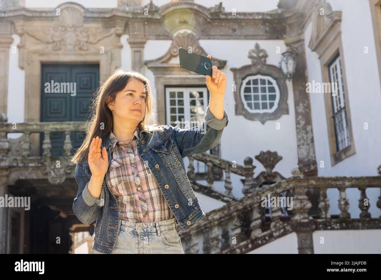 Donna con telefono al Palazzo Mateus, Portogallo Foto Stock
