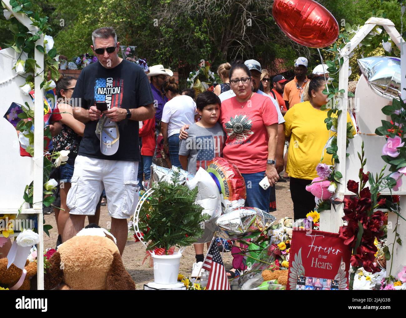Uvalde, Stati Uniti. 30th maggio 2022. I lutto si riuniscono in un memoriale di fiori alla Robb Elementary School di Uvalde, Texas, lunedì 30 maggio 2022. Un giorno di riprese di massa prima lasciò 19 bambini e due adulti morti alla scuola elementare. Foto di Jon farina/UPI Credit: UPI/Alamy Live News Foto Stock
