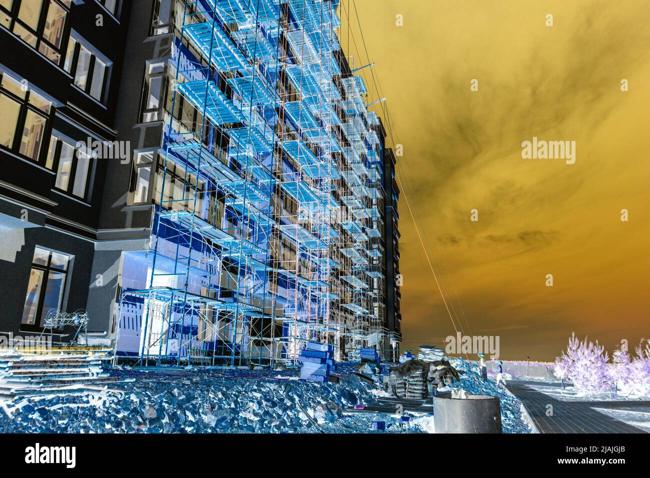 foto-negativo dell'isolamento della facciata di un edificio residenziale e del miglioramento del territorio adiacente, fuoco selettivo Foto Stock