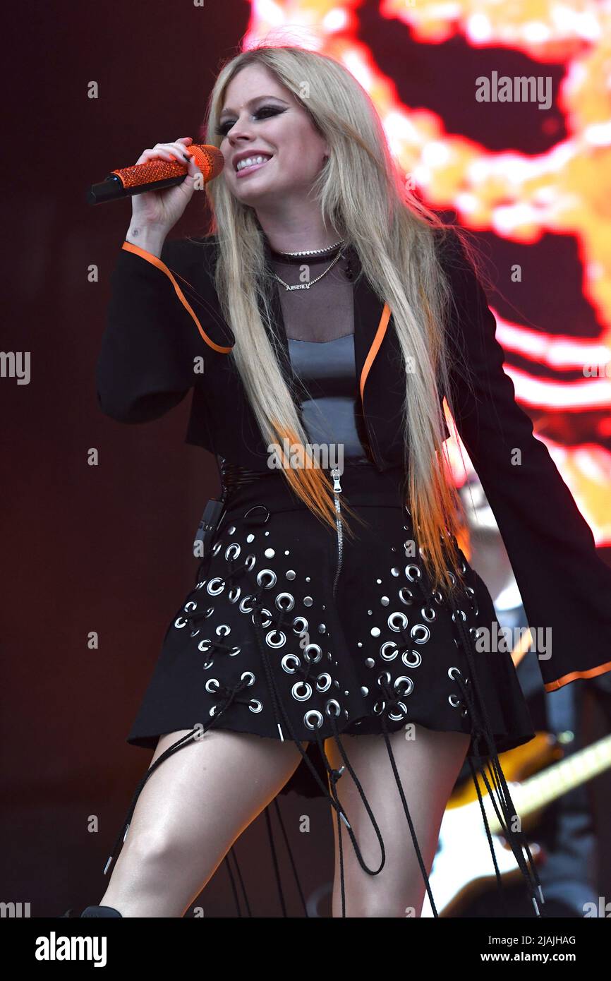 Il cantante, cantautore e attrice Avril Lavigne si esibisce sul palco durante un concerto dal vivo durante il Boston Calling Music Festival tenutosi ad Allston, Massachusetts, il 27 maggio 2022. Foto Stock