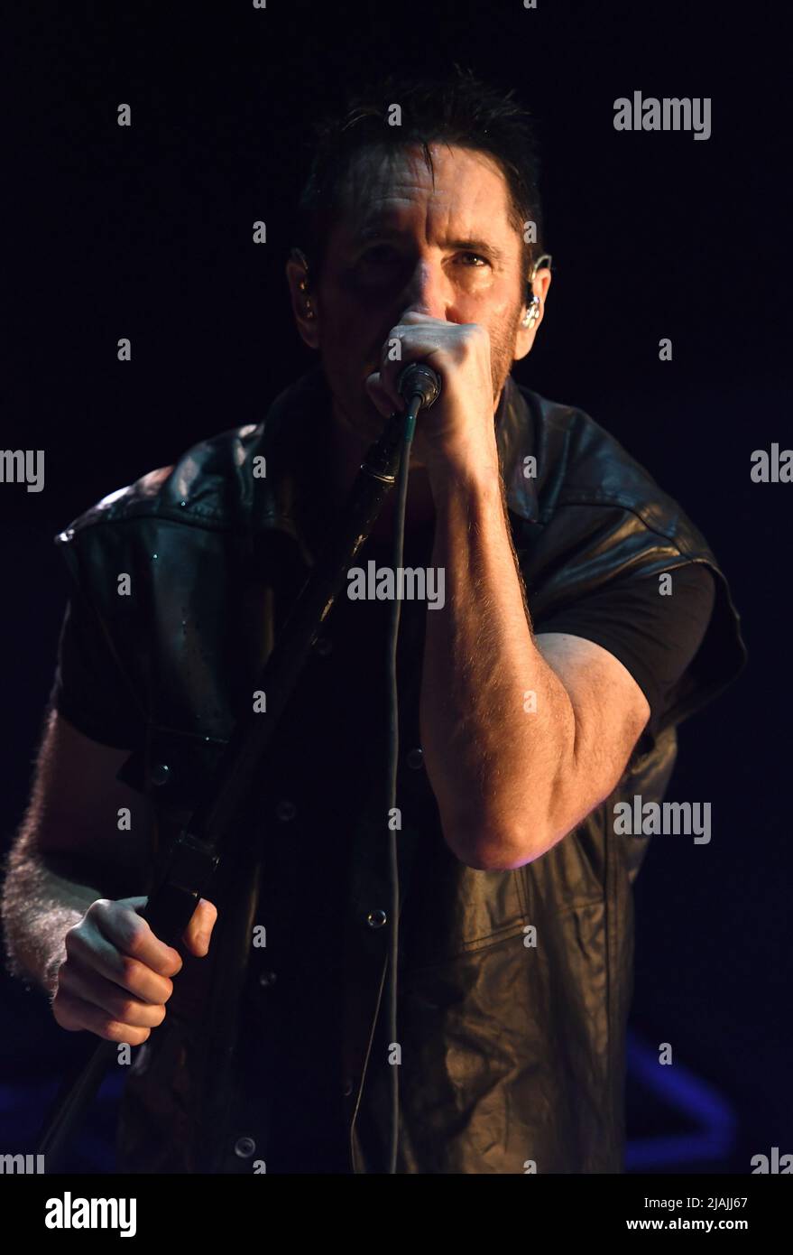 Il cantante, cantautore, multi-strumentista e produttore Trent Reznor si esibisce sul palco durante un concerto dal vivo con Nine Inch Nails durante il Boston Calling Music Festival tenutosi ad Allston, Massachusetts, il 27 maggio 2022. Foto Stock