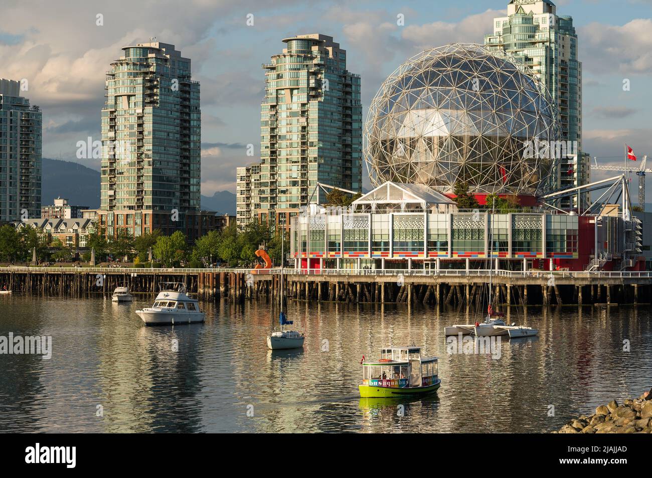 Il porto di Vancouver False Creek traghetti di fronte al Vancouver Science World alla fine di False Creek. Foto Stock