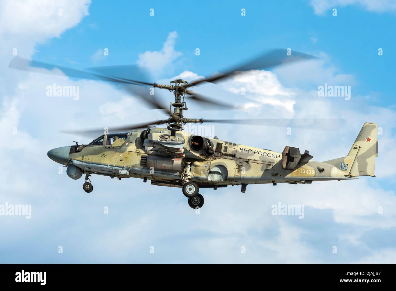 Le forze aerospaziali russe Ka-52 attaccano l'elicottero in volo, Russia. Foto Stock