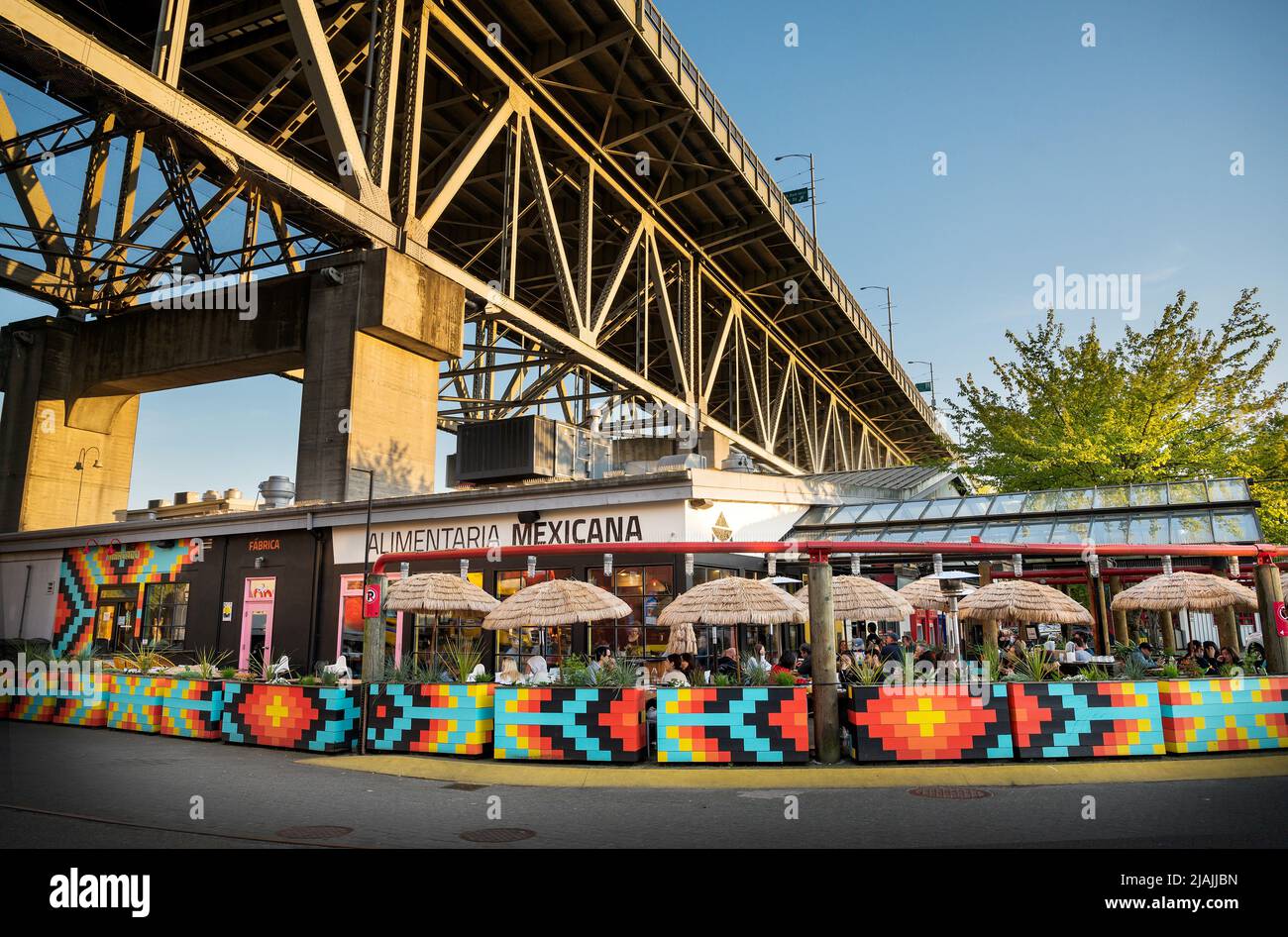 Un ristorante messicano sotto il Granville Street Bridge sulla zona turistica di Granville Island. Foto Stock