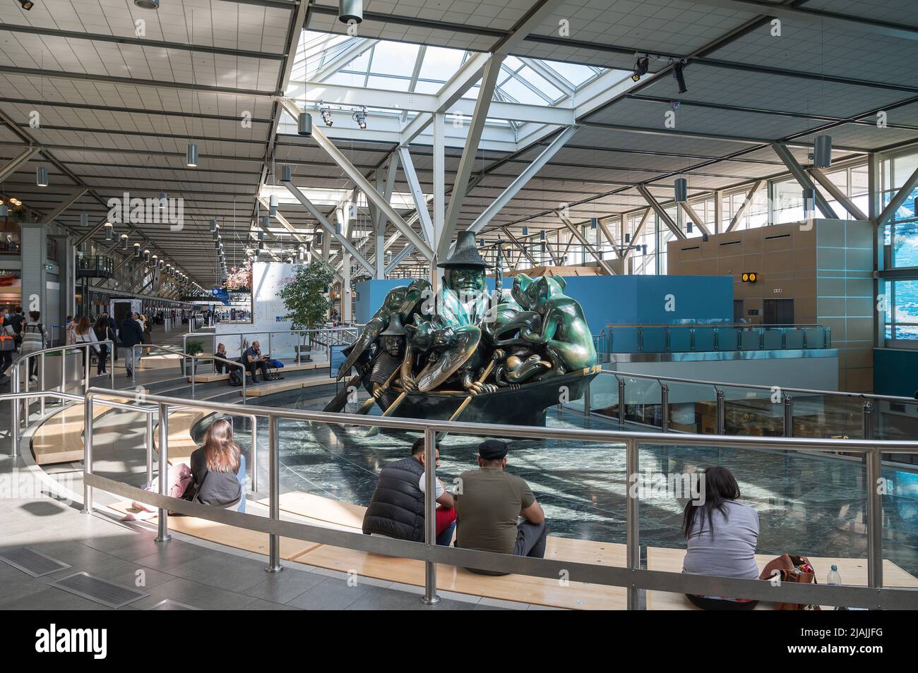 The Spirit of Haida Gwaii scultura di Bill Reid, artista britannico di Haida. Il terminal internazionale dell'aeroporto internazionale di Vancouver, o YVR Foto Stock