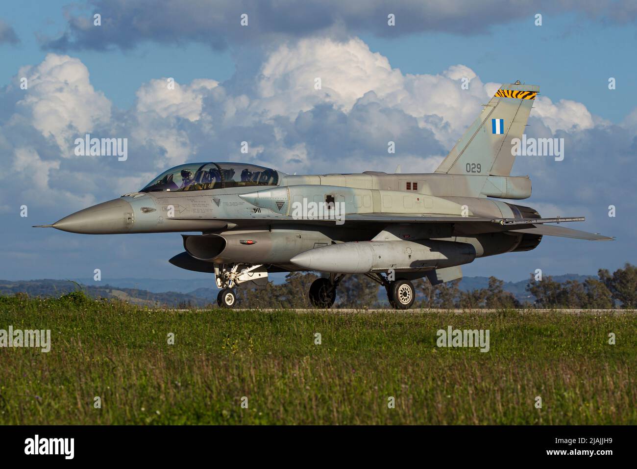 Una Hellenic Air Force F-16 Fighting Falcon tasserà per un volo di allenamento. Foto Stock