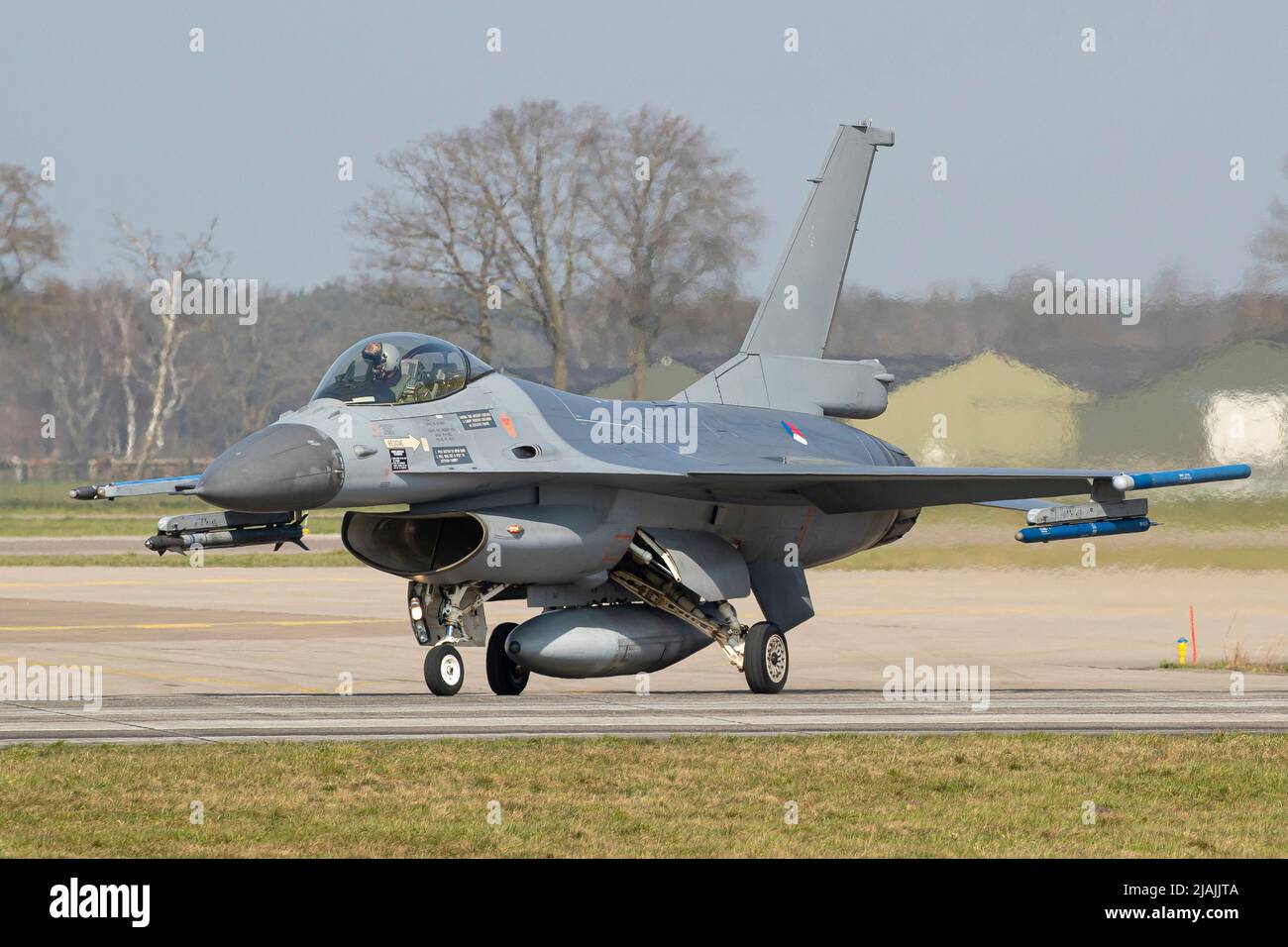 Un aereo Royal Netherlands Air Force F-16 Fighting Falcon gira sulla pista. Foto Stock