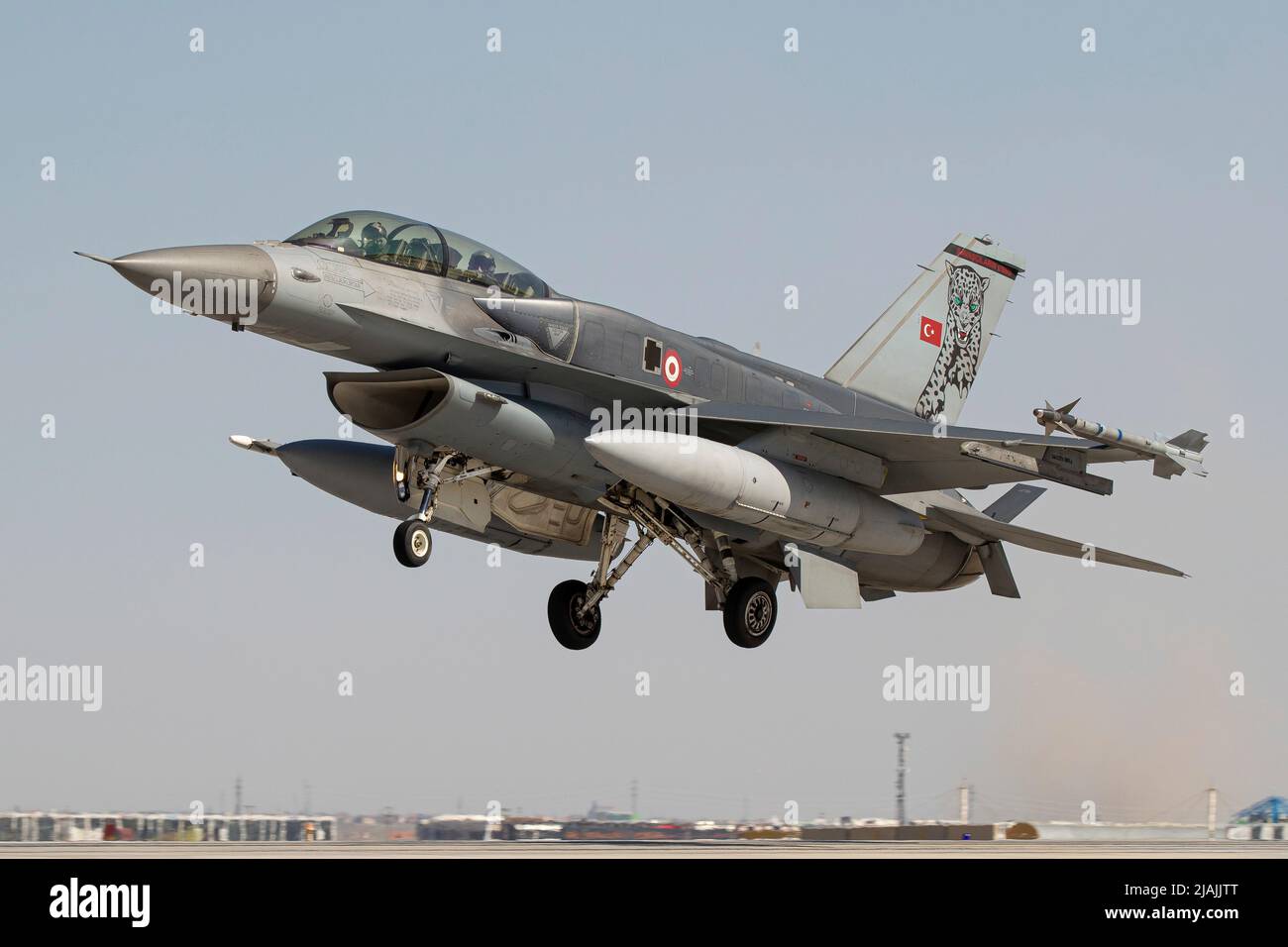 Una forza aerea turca F-16D Fighting Falcon che ritorna alla base. Foto Stock